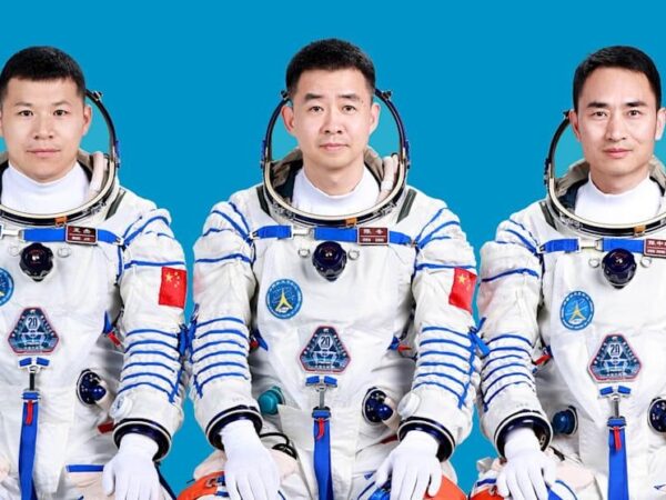 Технології - Китайські астронавти застрягли на орбіті після удару космічного сміття