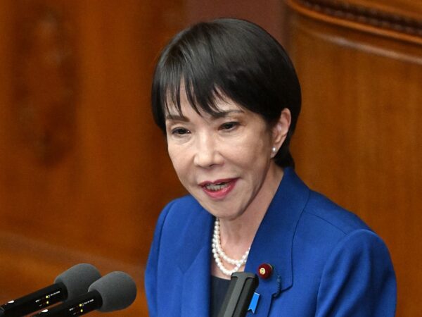 Новини світу - Китайський дипломат пригрозив відрізати голову премʼєрці Японії