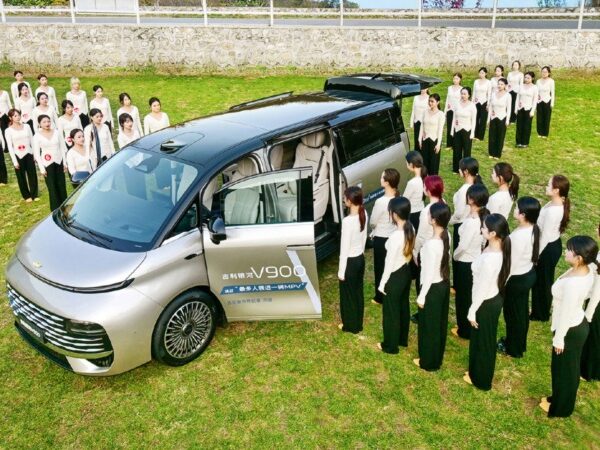 Авто новини - Китайський мінівен встановив рекорд Гіннеса, вмістивши 42 людини