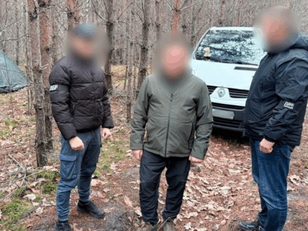 Новини Києва - Київського поліцейського, який ховався в лісі з 13 млн, заарештували