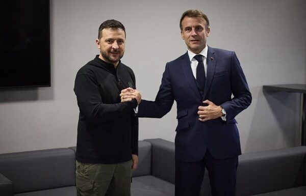 Новини політики - Макрон і Зеленський відвідали штаб-квартиру "багатонаціональних сил"