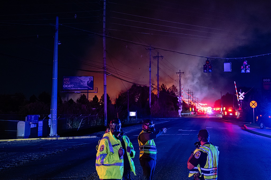 Новини світу - Падіння вантажного літака у США: загинули 7 людей, 11 постраждали
