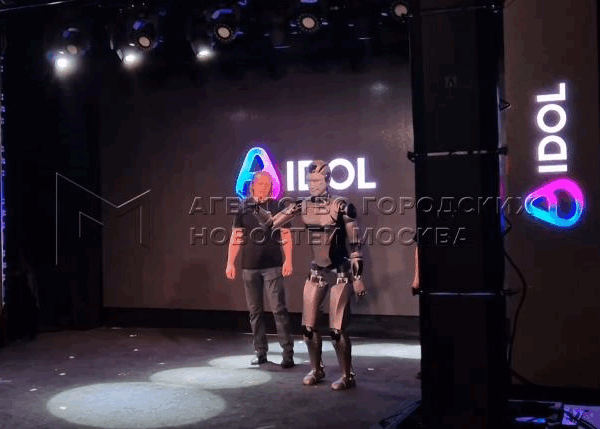 Новини світу - Перший російський людиноподібний робот впав під час презентації