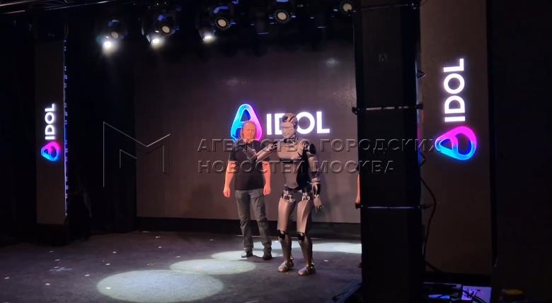 Новини світу - Перший російський людиноподібний робот впав під час презентації