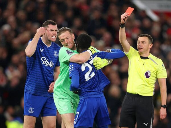 Новини спорту - Півзахисник Евертона отримав дурну червону картку в матчі з МЮ