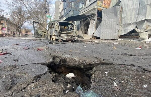 Новини України - Росіяни скинули вибухівку з дрона у Херсоні, загинули жінка і дитина