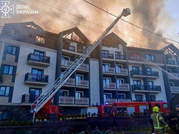 Новини України - У Буковелі спалахнула пожежа в готелі