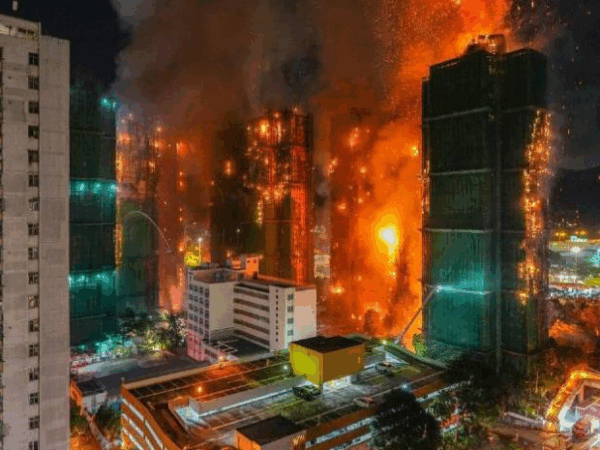 Новини світу - У Гонконзі палають кілька хмарочосів, 13 загиблих