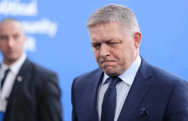 Новини світу - У Словаччині люди вийшли на протест проти Фіцо