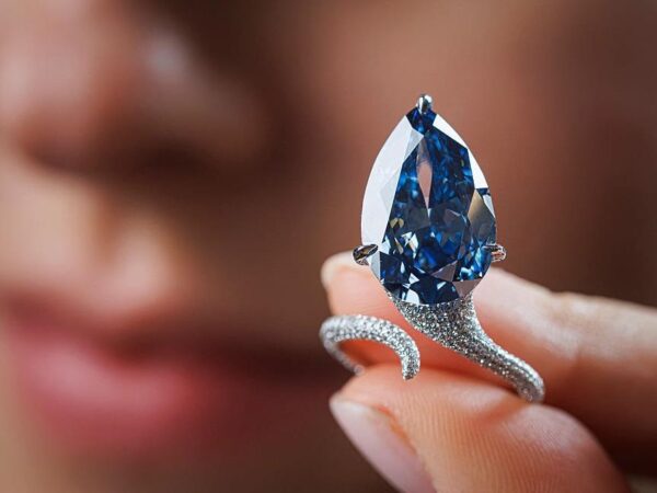 Новини світу - У Женеві продали рідкісний блакитний діамант за понад $25 млн