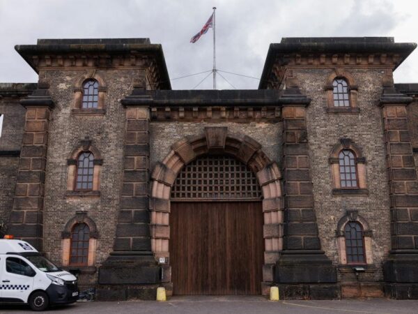 Новини світу - В Британії помилково звільнений в'язень сам повернувся до тюрми