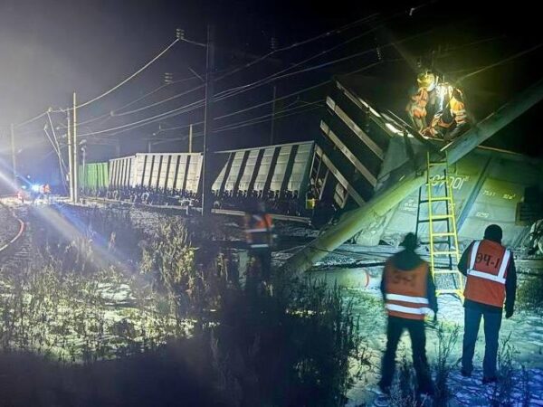 Новини світу - В Росії зруйновано залізничне полотно після сходження локомотиву