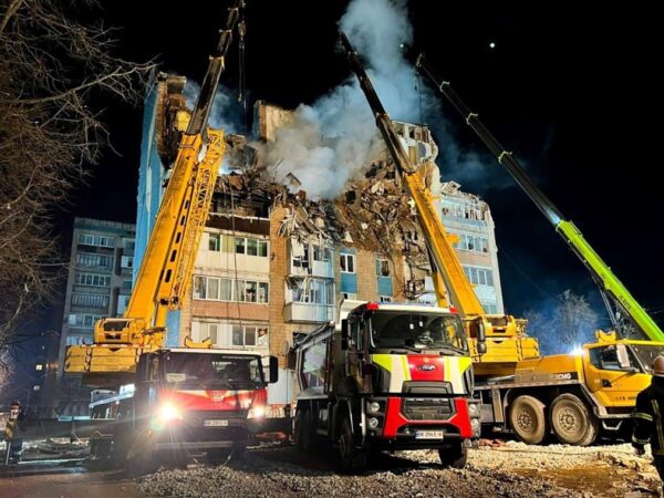 Новини України - В Тернополі продовжують розбирати завали будинку