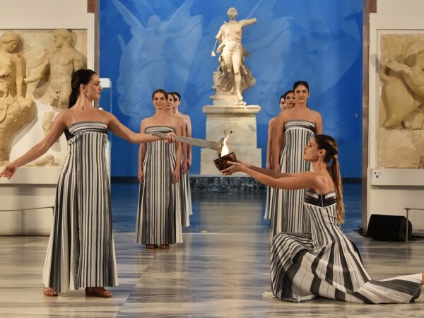 Новини світу - Запалення олімпійського вогню перенесли в музей через негоду