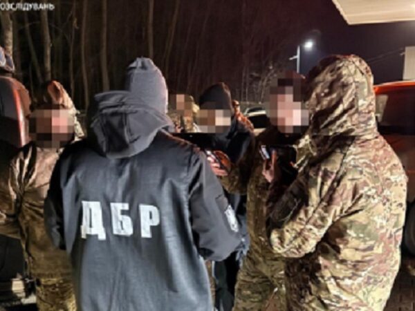 Новини України - Затримано експосадовця ТЦК, який за гроші вивозив військових із частин