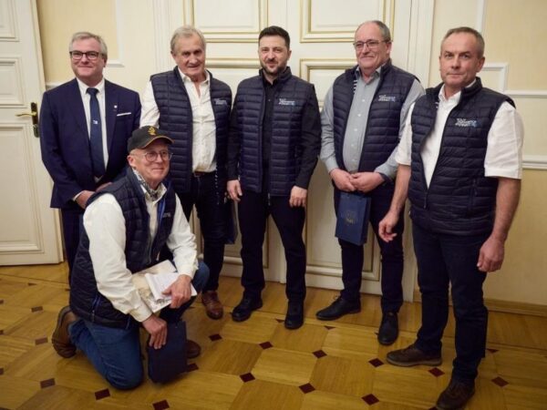 Новини України - Зеленський зустрівся з рибалками Франції, які передають антидронові сітки