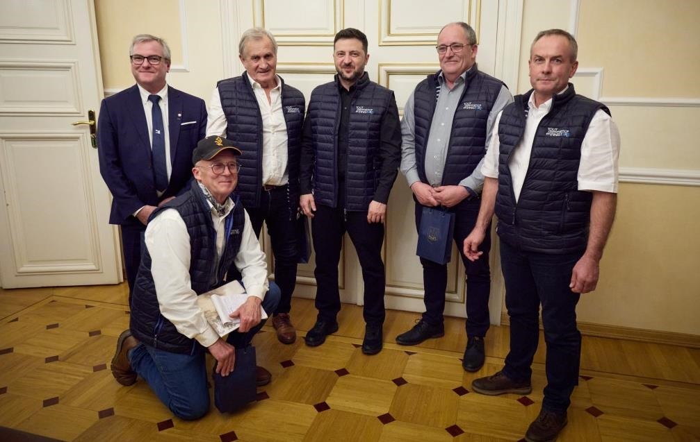 Новини України - Зеленський зустрівся з рибалками Франції, які передають антидронові сітки