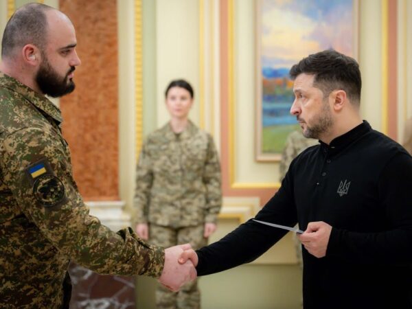 Володимир Зеленський вручив сертифікати на отримання квартир воїнам та їхнім родинам