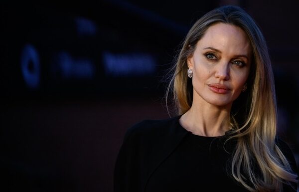 Новини культури - Анджеліна Джолі стала обличчям першого французького Time