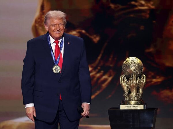 Новини спорту - Дональд Трамп удостоївся честі стати володарем футбольної Премії миру