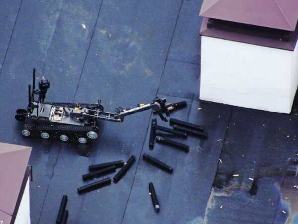 Новини України - Касетні боєприпаси на даху висотки у Вишгороді збирав робот