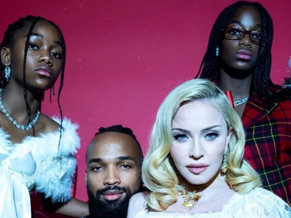 Новини культури - Мадонна з молодшими доньками влаштувала різдвяну фотосесію