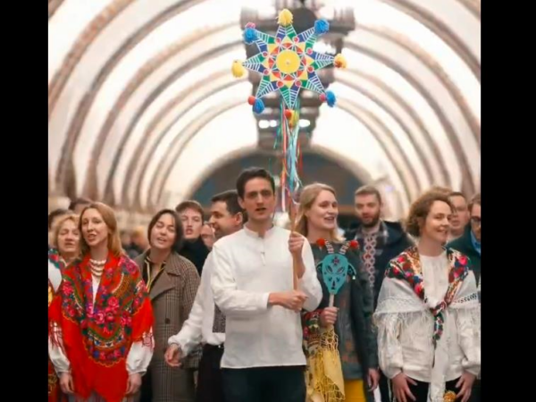 Новини України - Працівники західних посольств заспівали Щедрика у метро Києва