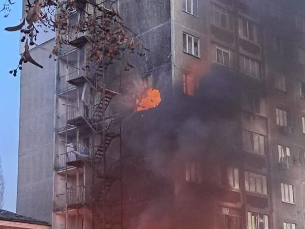 Новини України - Росіяни влучили в багатоповерховий будинок у Чернігові