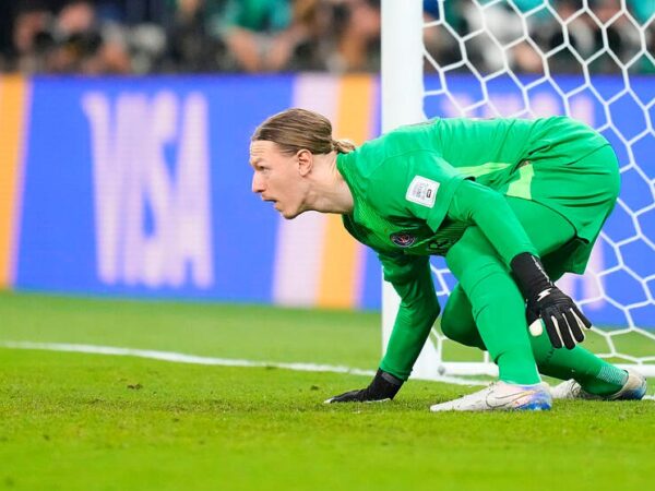 Новини спорту - Сафонов, граючи за ПСЖ, на пенальті зламав собі руку