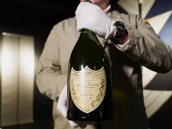 Новини світу - Шампанське з весілля Чарльза і леді Ді не вдалося продати на аукціоні