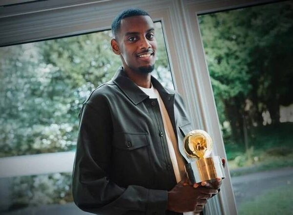 Новини спорту - Шведи нагородили Александра Ісака Золотим м'ячем