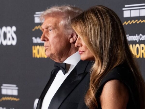 Новини культури - Трампи показали різдвяний портрет