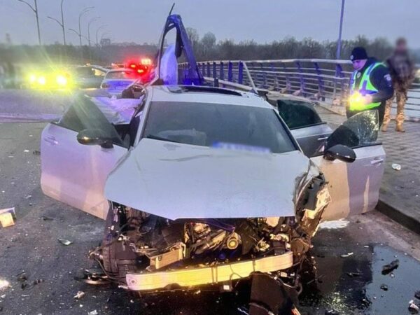 Новини Києва - У Києві через ДТП перекрили рух біля мосту Метро