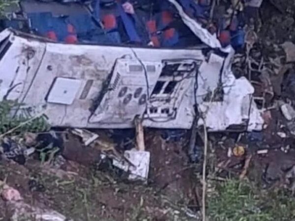 Новини світу - У Колумбії шкільний автобус впав у 80-метрову прірву: 16 загиблих