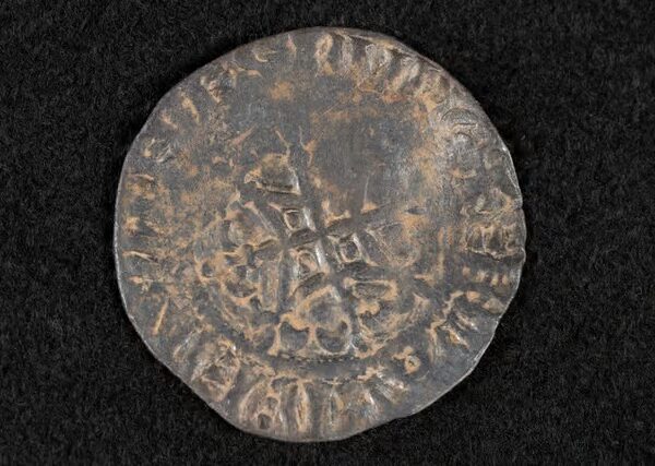 Технології - У Шотландії металошукач-аматор виявив найдавнішу відому монету країни