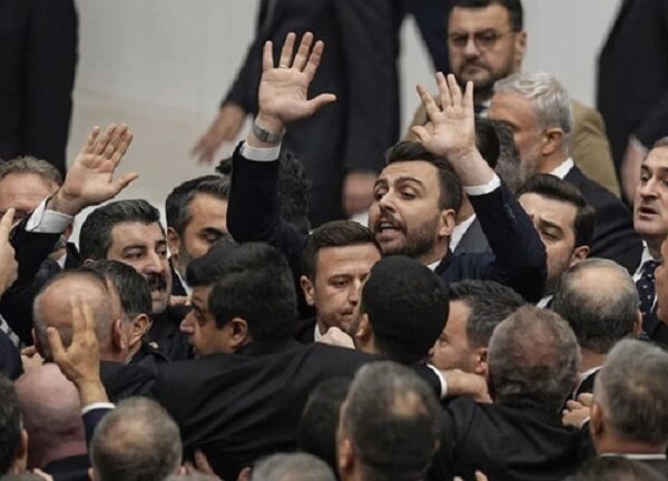 Новини світу - У турецькому парламенті депутати влаштували бійку