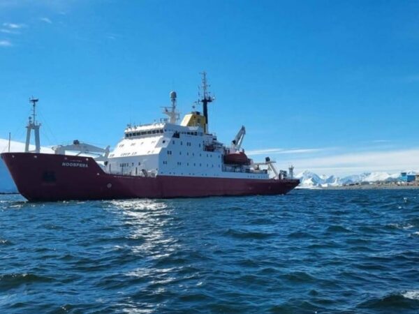 Новини світу - Український криголам Ноосфера вперше перетнув Південне полярне коло