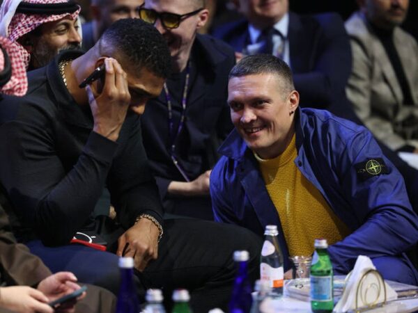 Новини спорту - Усик подарував Джошуа вишиванку під час зустрічі