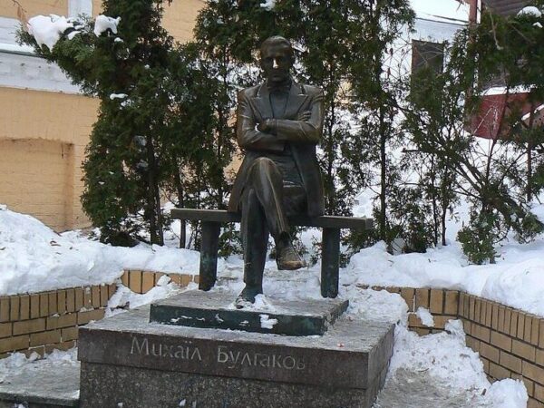 Новини Києва - В Києві демонтують пам'ятники Булгакову й Ахматовій