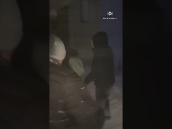 Франківщина: рятувальники визволяють авто зі снігових пасток. Допомогли 32 людям, з них 7 — діти.