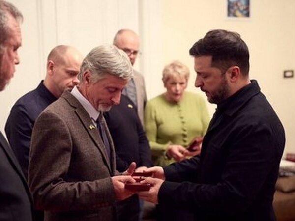 Новини України - Зеленський вручив нагороди сім’ям загиблих ірландських добровольців