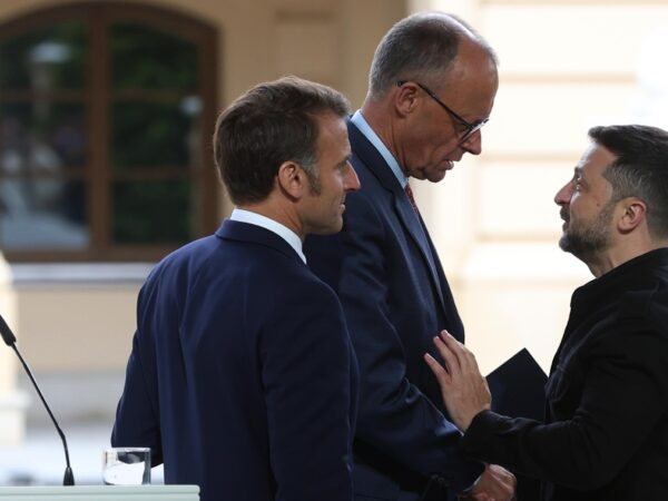 Новини світу - ЗМІ: Зеленського попередили про "зраду" з боку США