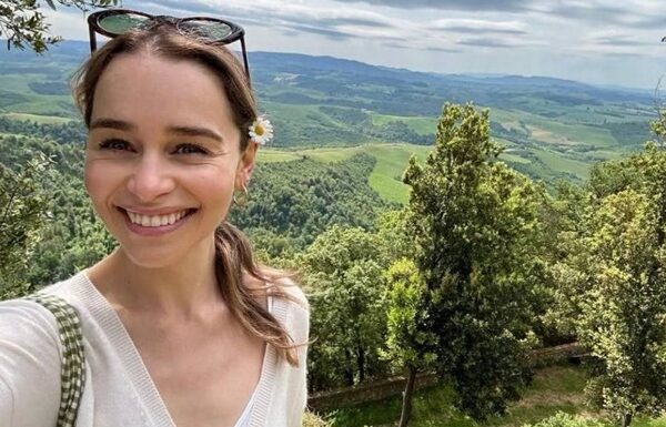 Новини культури - Емілія Кларк зіграла в серіалі про СРСР і викликала критику в мережі