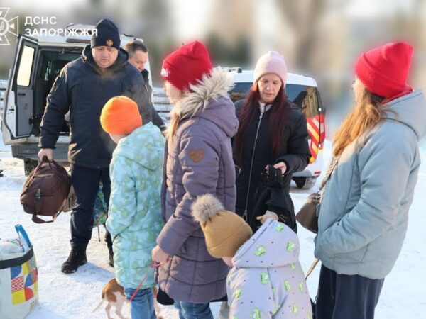 Запоріжжя: Офіцери ДСНС вивезли з-під обстрілів сім’ї з дітьми та їхніх улюбленців