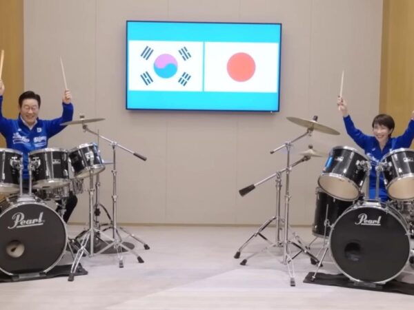 Новини світу - Лідери Японії й Південної Кореї разом зіграли на барабанах