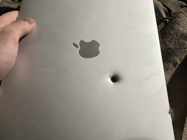 Технології - MacBook зберіг життя військовому, зупинивши уламок снаряда