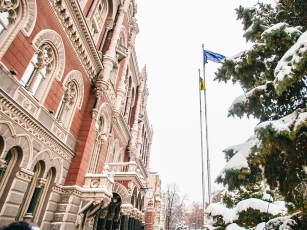 Новини бізнесу - НБУ продав понад $700 млн на тлі обвалу гривні