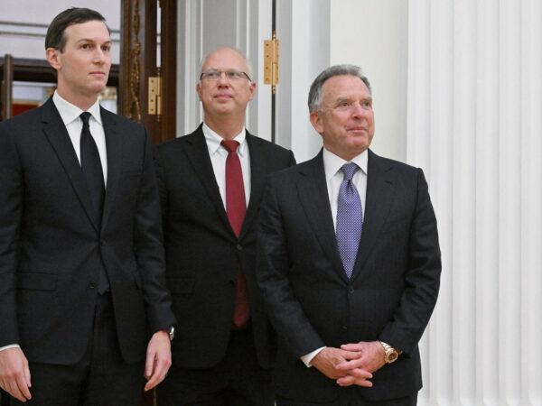 Новини світу - Посланці Трампа і Путіна зустрілися у Парижі