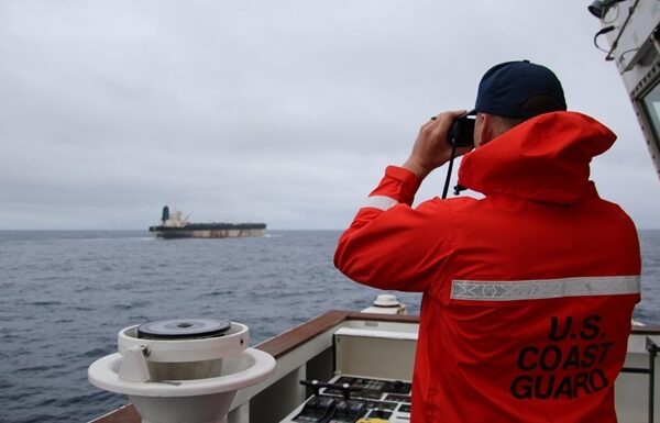 Новини світу - "Тіньові" танкери міняють прапори на російський, щоб "захиститись" - ЗМІ