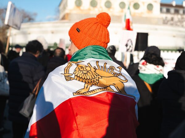 Новини світу - Влада Ірану намагається загасити протести виплатами у $6 на місяць